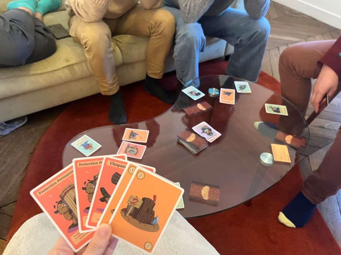 Une partie endiablée autour de la table basse