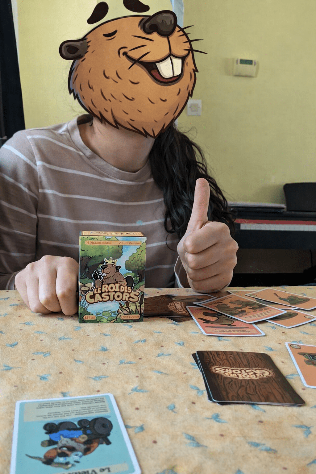 Une joueuse lève le pouce devant la boîte du jeu