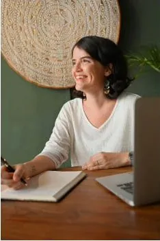Portrait d'une cliente à son bureau